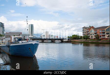 Le pont Barge MV Confiance et Queens Bridge est un pont à Belfast, en Irlande du Nord. Banque D'Images