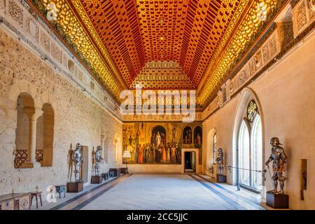 Salle de la Galley, avec la fresque du couronnement d'Isabella I de Castille en arrière-plan, Alcazar, Segovia, Castille et Léon, Espagne Banque D'Images