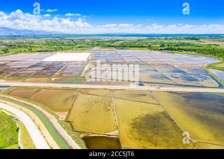 Vue aérienne des champs de sel près de la ville de Nin en Dalmatie, Croatie, paysage Adriatique étonnant Banque D'Images