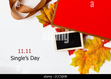 Magasinage en ligne de Chine, 11,11 la journée unique vente concept. Mini tableau noir pour le texte et la feuille d'érable avec texte 11.11 single's day sale sur white Banque D'Images