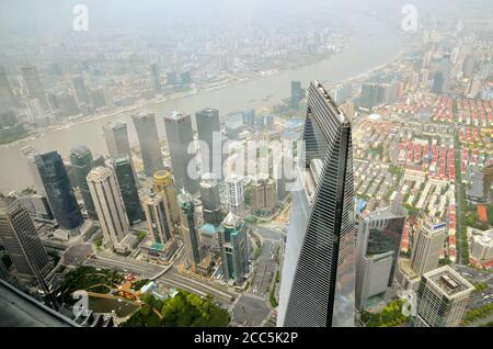 Shanghai, Chine - Mai. 6, 2017: Vue aérienne du quartier du centre-ville de Shanghai et du sommet du Centre financier mondial de Shanghai. Banque D'Images