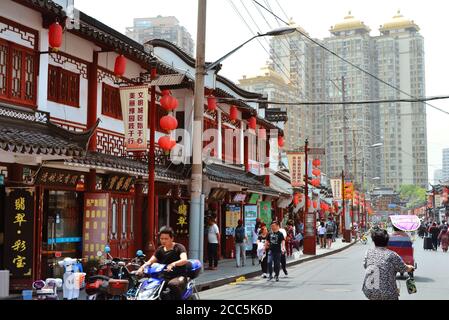 7 JANVIER 2014 - SHANGHAI, CHINE - des boutiques entourent le jardin Yu dans le centre de la vieille ville de Shanghai Banque D'Images