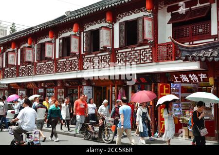 7 JANVIER 2014 - SHANGHAI, CHINE - des boutiques entourent le jardin Yu dans le centre de la vieille ville de Shanghai Banque D'Images