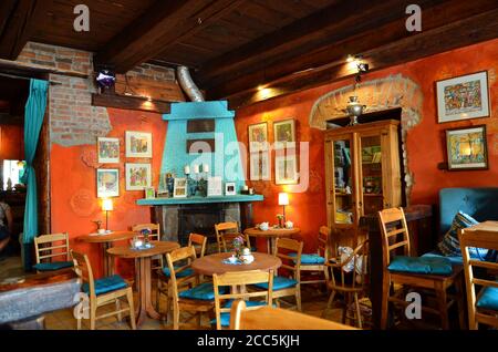 LANCKORONA, POLOGNE - 19 AOÛT 2017 : restaurant situé dans le centre-ville historique de Lanckorona, station de ski. Maison en bois inscrite au patrimoine mondial de l'UNESCO Banque D'Images