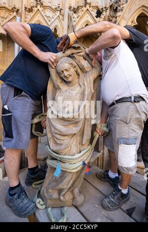 Erfurt, Allemagne. 19 août 2020. Les employés d'une entreprise de restauration lèvent la première sculpture du Portail de la Vierge en place. Après sa restauration, le groupe de figures 'stupide Virgins' sera installé dans le portail vierge déjà rénové du triangle à la cathédrale d'Erfurt. Credit: Michael Reichel/dpa-Zentralbild/dpa/Alay Live News Banque D'Images