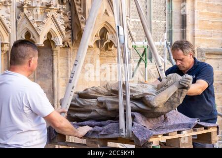 Erfurt, Allemagne. 19 août 2020. Jenö Csejoli (r) et Jozef Szabo, employé d'une entreprise de restauration, ont remis en place la première sculpture du Portail de la Vierge. Après sa restauration, le groupe de figures 'stupide Virgins' sera installé dans le portail vierge déjà rénové du triangle à la cathédrale d'Erfurt. Credit: Michael Reichel/dpa-Zentralbild/dpa/Alay Live News Banque D'Images