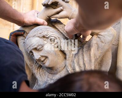 Erfurt, Allemagne. 19 août 2020. Les employés d'une entreprise de restauration lèvent la première sculpture du Portail de la Vierge en place. Après sa restauration, le groupe de figures 'stupide Virgins' sera installé dans le portail vierge déjà rénové du triangle à la cathédrale d'Erfurt. Credit: Michael Reichel/dpa-Zentralbild/dpa/Alay Live News Banque D'Images