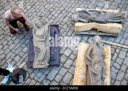 Erfurt, Allemagne. 19 août 2020. Andreas Gold, maître constructeur de la cathédrale, regarde les premières sculptures de la Jungfrauenportal avant leur installation. Le groupe de figures 'idiot vierges' sera installé dans le portail vierge déjà rénové du triangle à la cathédrale d'Erfurt après sa restauration. Credit: Michael Reichel/dpa-Zentralbild/dpa/Alay Live News Banque D'Images