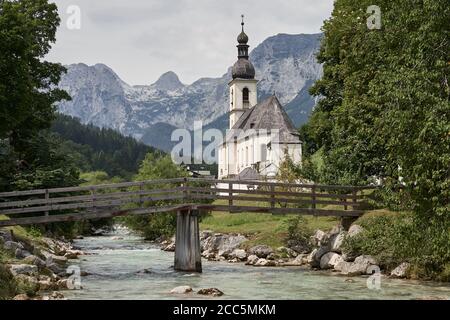 Eglise Saint-Sébastien à côté d'une crique de montagne à Ramsau, Allemagne Banque D'Images