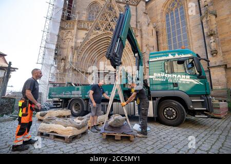 Erfurt, Allemagne. 19 août 2020. Les employés d'une entreprise de restauration lèvent la première sculpture du Portail de la Vierge en place. Après sa restauration, le groupe de figures 'stupide Virgins' sera installé dans le portail vierge déjà rénové du triangle à la cathédrale d'Erfurt. Credit: Michael Reichel/dpa-Zentralbild/dpa/Alay Live News Banque D'Images