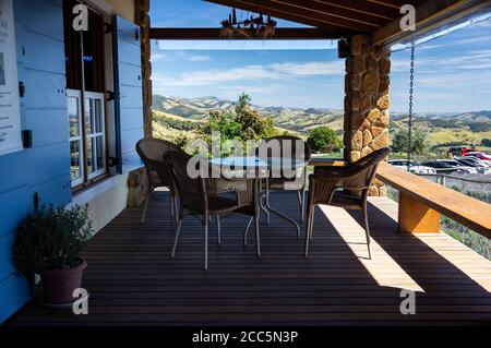 Porche décoré de la boutique de cadeaux de style provençal dans la ferme 'O Lavandario', où les visiteurs peuvent apprécier un café et profiter du beau paysage Banque D'Images