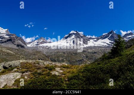 Vue panoramique sur le sommet enneigé des Alpes Parc national de Gran Paradiso Banque D'Images