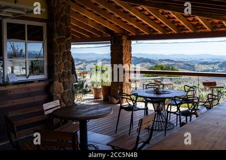 Porche décoré de la boutique de cadeaux de style provençal à l'intérieur de la ferme 'O Lavandario', où les visiteurs peuvent apprécier un café et le beau paysage de Cunha Banque D'Images