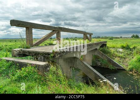 Pont en béton au-dessus de la rivière Uherka, Czulczyce, dans l'est de la Pologne Banque D'Images