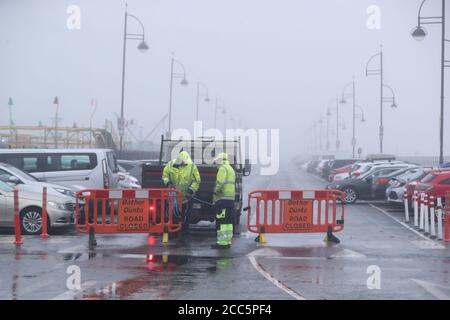 Le Strand à Tramore, Co Wexford, est fermé en raison des conditions météorologiques. Met Eireann a amélioré son avertissement météo jaune pour le vent pour toute l'Irlande à un avertissement orange pour Galway, Mayo, Clare, Cork, Kerry, Limerick et Waterford, car Ellen Storm pourrait balayer vers le nord mercredi et jeudi. Banque D'Images