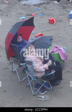 Un groupe de staycationers de Co Tipperary sur la plage de Tramore, Co Wexford. Met Eireann a amélioré son avertissement météo jaune pour le vent pour toute l'Irlande à un avertissement orange pour Galway, Mayo, Clare, Cork, Kerry, Limerick et Waterford, car Ellen Storm pourrait balayer vers le nord mercredi et jeudi. Banque D'Images