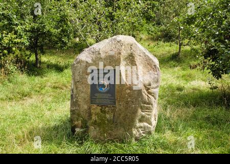 Pierre de repère au début / à la fin de la promenade de la vallée de Wye dans le parc du château. Chepstow, Monbucshire, pays de Galles, Royaume-Uni, Grande-Bretagne Banque D'Images