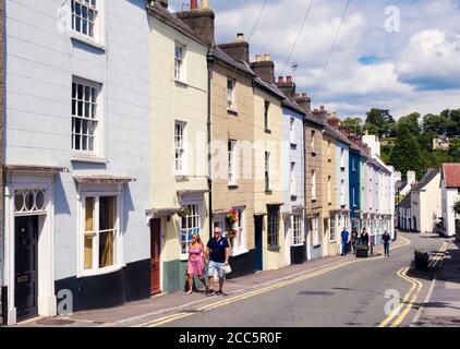 Maisons de ville en terrasse colorées sur la rue résidentielle Bridge Street, Chepstow, Monbucshire, pays de Galles, Royaume-Uni, Grande-Bretagne Banque D'Images