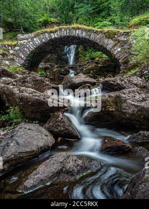 Un pont à cheval traversant un affluent sous une cascade sur la rive sud de la Lyon. C'est localement connu comme le pont romain, bien qu'actua Banque D'Images