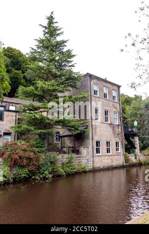 Vue sur un bâtiment sur le côté du canal Leeds-Liverpool, pont Hebden Banque D'Images