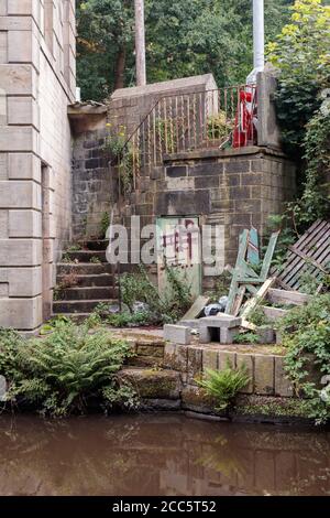 Vue sur les marches menant au côté du canal, pont Hebden Banque D'Images