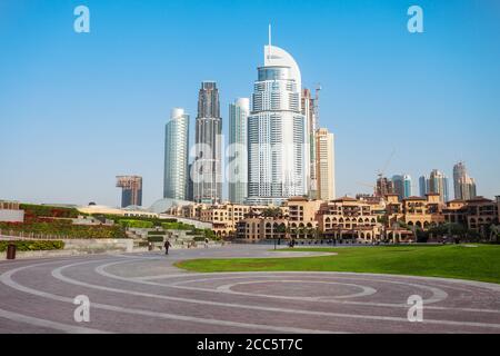 Promenade près de la tour Burj Khalifa et le Dubai Mall à Dubaï en Émirats Arabes Unis Banque D'Images