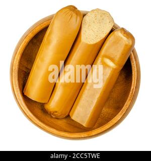 Saucisses de Vienne végétaliennes dans un bol en bois. Fines saucisses à la coque, faites de tofu puis donné une température basse de fumer. Également appelé Wiener ou Frankfurter. Banque D'Images