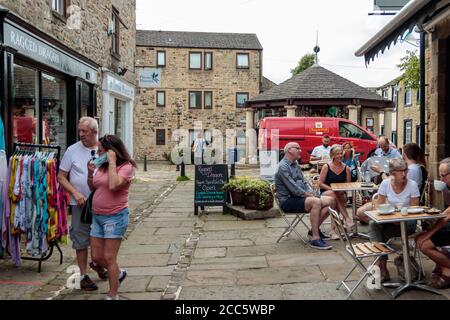 Vue sur les personnes non identifiées qui apprécient les boutiques de Victoria Street, Skipton Banque D'Images