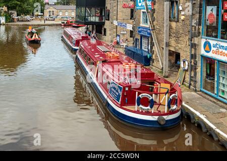 Vue sur les personnes non identifiées assistant à une croisière sur le canal avec Skipton Boat Trips, Skipton Banque D'Images