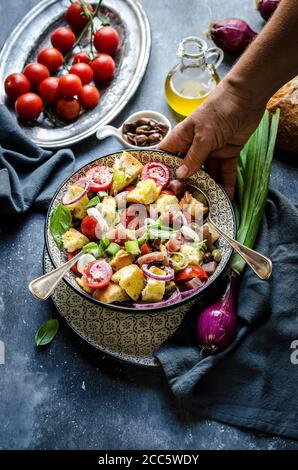 Pain toscan et salade de tomates au thon Banque D'Images