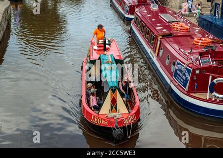 Vue sur les personnes non identifiées et les barges de canal sur le canal de Leeds Liverpool, Skipton, North Yorkshire Banque D'Images