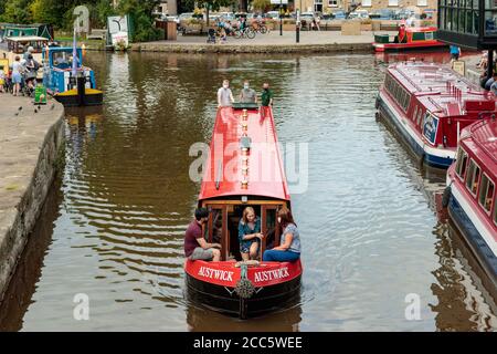 Vue sur les personnes non identifiées et les barges de canal sur le canal de Leeds Liverpool, Skipton, North Yorkshire Banque D'Images