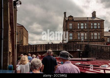 Vue sur les personnes non identifiées assistant à une croisière sur le canal avec Skipton Boat Trips, Skipton Banque D'Images