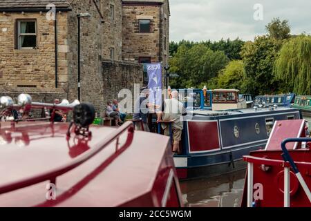 Vue sur les personnes non identifiées et les barges de canal sur le canal de Leeds Liverpool, Skipton, North Yorkshire Banque D'Images