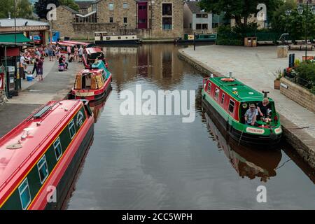 Vue sur les personnes non identifiées et les barges de canal sur le canal de Leeds Liverpool, Skipton, North Yorkshire Banque D'Images