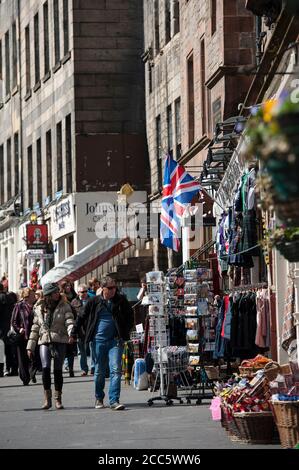 Les gens magasinent sur Lawnmarket dans la ville d'Édimbourg, en Écosse. Banque D'Images