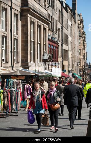 Les gens magasinent sur Lawnmarket dans la ville d'Édimbourg, en Écosse. Banque D'Images