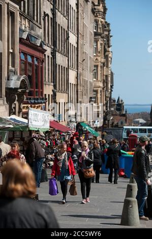 Les gens magasinent sur Lawnmarket dans la ville d'Édimbourg, en Écosse. Banque D'Images