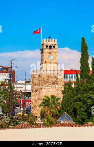 Tour de l'horloge ou Saat Kulesi dans le centre de la vieille ville d'Antalya Kaleici ou en Turquie Banque D'Images