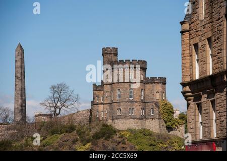 Maison du gouverneur du gouvernement écossais sur Calton Hill avec le monument des martyrs politiques derrière, Édimbourg, Écosse. Banque D'Images