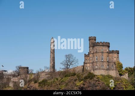 Maison du gouverneur du gouvernement écossais sur Calton Hill avec le monument des martyrs politiques derrière, Édimbourg, Écosse. Banque D'Images