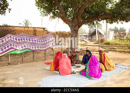 Les femmes épargnent et prêtent entre elles dans un village d'épargne et de prêt de micro-finance groupe bancaire dans le Bihar rural, Inde, Asie du Sud-est. Banque D'Images