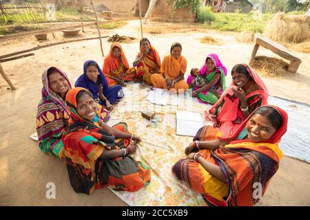 Les femmes épargnent et prêtent entre elles dans un village d'épargne et de prêt de micro-finance groupe bancaire dans le Bihar rural, Inde, Asie du Sud-est. Banque D'Images