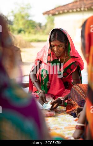 Les femmes épargnent et prêtent entre elles dans un village d'épargne et de prêt de micro-finance groupe bancaire dans le Bihar rural, Inde, Asie du Sud-est. Banque D'Images