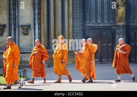 Moines bouddhistes en visite à l'abbaye de Westminster à Londres Banque D'Images