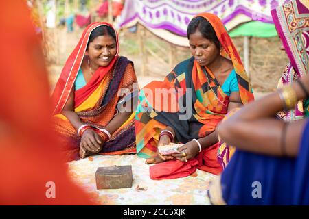 Les femmes épargnent et prêtent entre elles dans un village d'épargne et de prêt de micro-finance groupe bancaire dans le Bihar rural, Inde, Asie du Sud-est. Banque D'Images