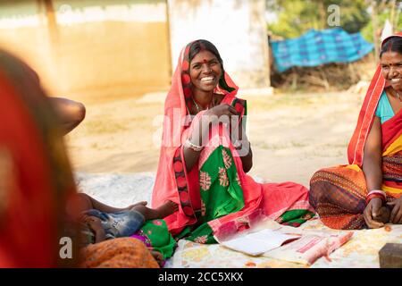 Les femmes épargnent et prêtent entre elles dans un village d'épargne et de prêt de micro-finance groupe bancaire dans le Bihar rural, Inde, Asie du Sud-est. Banque D'Images