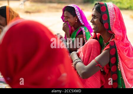 Les femmes épargnent et prêtent entre elles dans un village d'épargne et de prêt de micro-finance groupe bancaire dans le Bihar rural, Inde, Asie du Sud-est. Banque D'Images