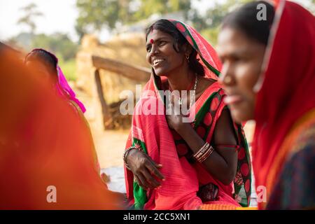 Les femmes épargnent et prêtent entre elles dans un village d'épargne et de prêt de micro-finance groupe bancaire dans le Bihar rural, Inde, Asie du Sud-est. Banque D'Images