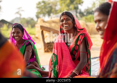 Les femmes épargnent et prêtent entre elles dans un village d'épargne et de prêt de micro-finance groupe bancaire dans le Bihar rural, Inde, Asie du Sud-est. Banque D'Images